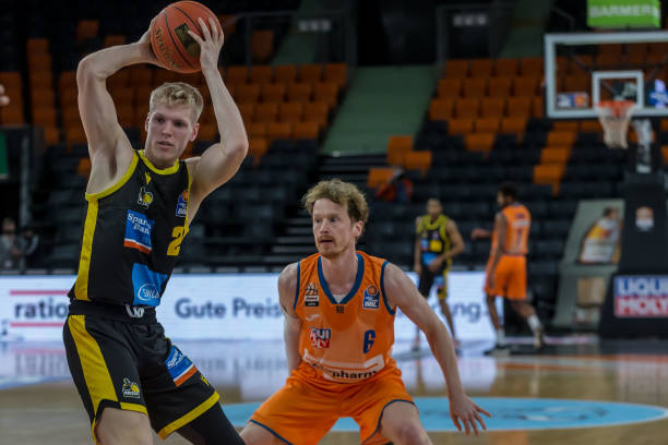 功奠定了坚 功奠定了坚