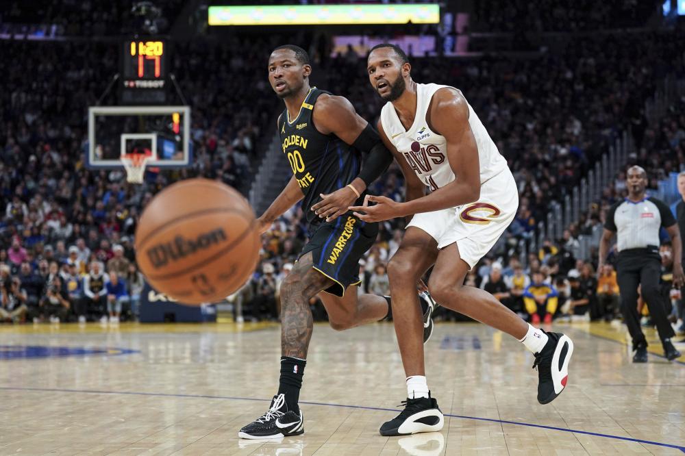 供了观察他 供了观察他